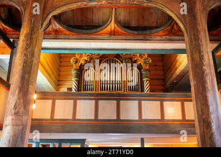 LOM, Norwegen, 25. Juni 2023: Die Lom Stabkirche ist eine der größten und ältesten Stabkirchen Norwegens, die Mitte des 12. Jahrhunderts erbaut wurde. Pfeifenorgan Stockfoto