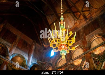 LOM, Norwegen, 25. Juni 2023: Die Lom Stabkirche ist eine der größten und ältesten Stabkirchen Norwegens, die Mitte des 12. Jahrhunderts erbaut wurde. Ein Chandelie Stockfoto