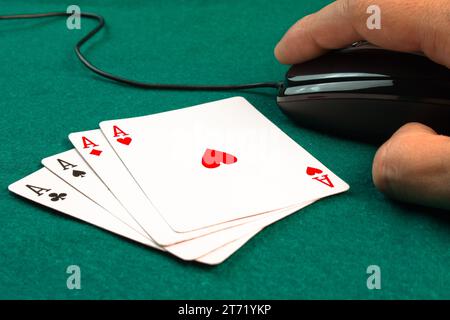 Details zu Pokerkarte und Mauscomputer Stockfoto