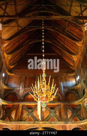 LOM, Norwegen, 25. Juni 2023: Die Lom Stabkirche ist eine der größten und ältesten Stabkirchen Norwegens, die Mitte des 12. Jahrhunderts erbaut wurde. Ein Chandelie Stockfoto