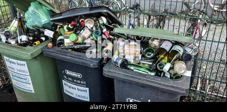 Müllcontainer voller Glasflaschen mit Alkohol Müllcontainer voller Glasflaschen mit Alkohol *** Müllcontainer voller Glasflaschen mit Alkohol Müllcontainer voller Glasflaschen mit Alkohol Credit: Imago/Alamy Live News Stockfoto