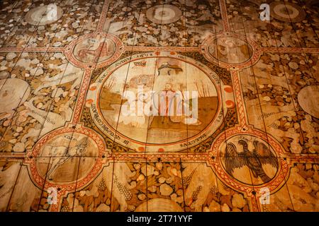 LOM, Norwegen, 25. Juni 2023: Die Lom Stabkirche ist eine der größten und ältesten Stabkirchen Norwegens, die Mitte des 12. Jahrhunderts erbaut wurde. Handfarbe Stockfoto