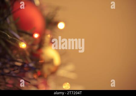 Detail eines weihnachtslichts auf einem Baum, der nicht scharf ist, mit Platz für Text Stockfoto