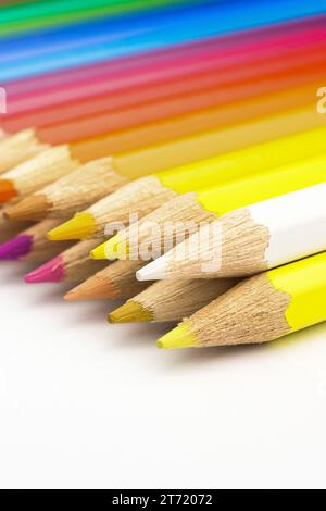Detailansicht vieler Farbstifte auf weißem Hintergrund Stockfoto