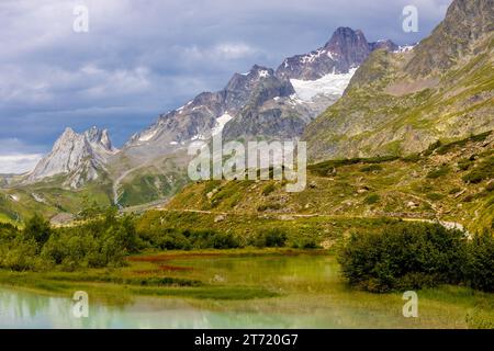 Wunderschöne Berglandschaften in den Alpen auf Tour du Montblanc, Val Veny in den italienischen Alpen bei Courmayour, Italien. Sommer grüne Berge und See Stockfoto