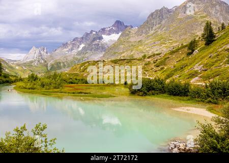 Wunderschöne Berglandschaften in den Alpen auf Tour du Montblanc, Val Veny in den italienischen Alpen bei Courmayour, Italien. Sommer grüne Berge und See Stockfoto