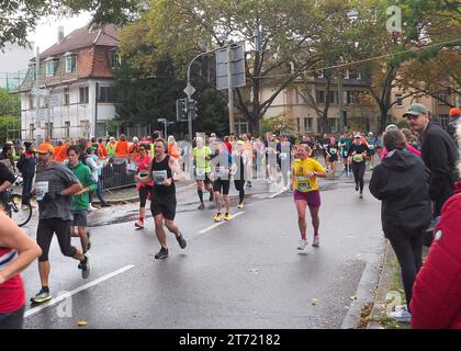Eine begeisterte Menschenmenge, die an einem City-Marathon-Rennen in Frankfurt teilnimmt Stockfoto