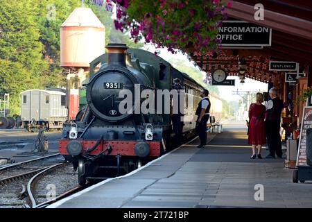 Großartige Western Lok und Passagiere am Wochenende der 1940er Jahre auf der West Somerset Railway, Minehead, Somerset, September 2023 Stockfoto