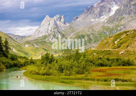 Wunderschöne Berglandschaften in den Alpen auf Tour du Montblanc, Val Veny in den italienischen Alpen bei Courmayour, Italien. Sommer grüne Berge und See Stockfoto