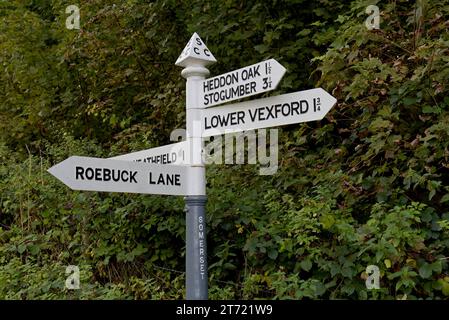 Historisches Straßenschild Fingerpost in Exmoor, North Somerset, Großbritannien, September 2023 Stockfoto