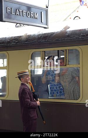 Künstler am Wochenende der 1940er Jahre auf der West Somerset Railway, Minehead, Somerset, September 2023 Stockfoto