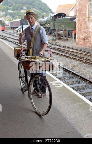 Peformer spielt Jones the Butcher am Wochenende der 1940er Jahre auf der West Somerset Railway, Minehead, Somerset, September 2023 Stockfoto