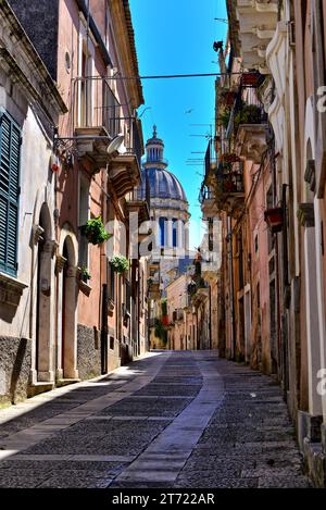 Duomo di San Giorgio von der gewundenen Via Camerina in Ragusa, Sizilien, Italien Stockfoto