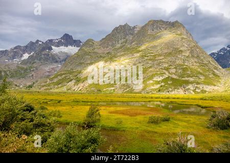 Wunderschöne Berglandschaften in den Alpen auf Tour du Montblanc, Val Veny in den italienischen Alpen bei Courmayour, Italien. Sommer grüne Berge und See Stockfoto