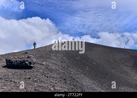 Trekker rund um den Krater des Ätna im April 2014, mein zweites Mal dort. Landcape hat sich von meinem ersten Besuch im Jahr 2006 aufgrund mehrerer Ausbrüche komplett verändert Stockfoto