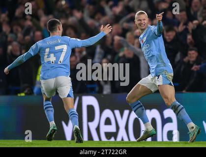 London, Großbritannien. November 2023. 12. November 2023 - Chelsea gegen Manchester City - Premier League - Stamford Bridge Erling Haaland von Manchester City feiert sein zweites Tor mit Phil Foden während des Premier League-Spiels gegen Chelsea. Bildnachweis: Mark Pain/Alamy Live News Stockfoto