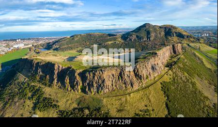 Luftaufnahme der Salisbury Crags mit Arthurs Sitz nach hinten im Herbst im Holyrood Park, Edinburgh, Schottland, Großbritannien Stockfoto