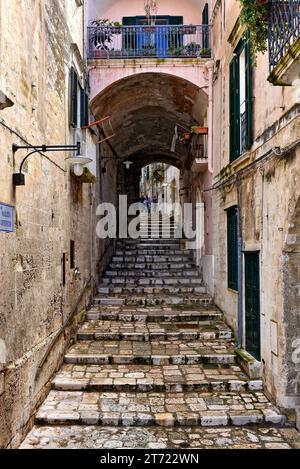 Auf dem Bogen über der Treppe von Salita Castelvecchio, in den gewundenen Gassen und Pfaden in der Altstadt von Civita, Matera, Basilicata, Italien Stockfoto