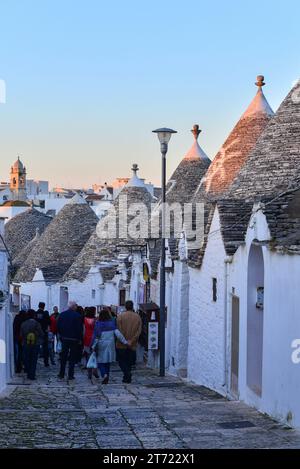 Alberobello, eine Stadt in der Nähe von Bari in Apulien, berühmt für ihre Trulli, traditionelle Steinhäuser (ohne Mörtel), die seit dem 15. Jahrhundert in der Gegend gebaut wurden Stockfoto