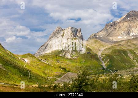 Wunderschöne Berglandschaften in den Alpen auf Tour du Montblanc, Val Veny in den italienischen Alpen bei Courmayour, Italien. Sommer grüne Berge und See Stockfoto