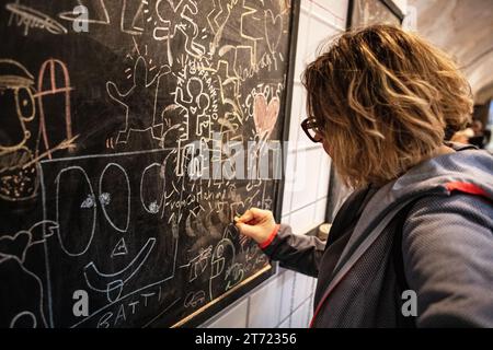 Frau, die auf Tafel zeichnet Stockfoto