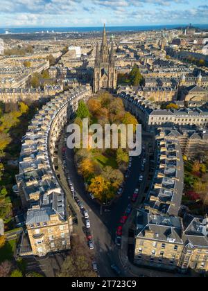 Luftaufnahme im Herbst von Straßen und Wohnungen im West End von Edinburgh, Schottland, Großbritannien. Blick auf die Bischofskirche St. Mary entlang Grosvenor an Stockfoto