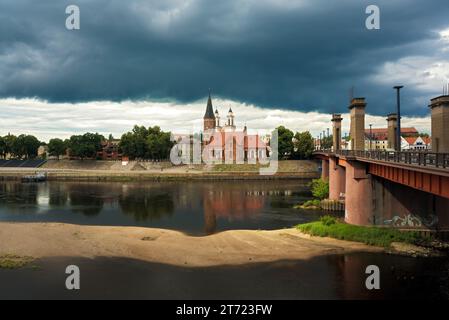 Blick auf den Kaunas mit der Kirche von Vytautas dem Großen über den Fluss Stockfoto