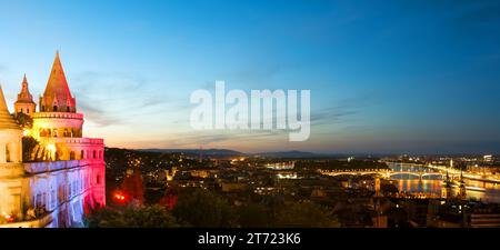 Panoramablick auf Budapest bei Nacht mit Fischerbastei Stockfoto