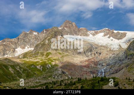 Wunderschöne Berglandschaften in den Alpen auf Tour du Montblanc, Val Veny in den italienischen Alpen bei Courmayour, Italien. Sommer grüne Berge und See Stockfoto