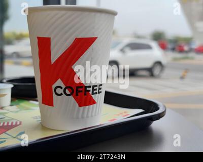 Eine Tasse Kaffee auf dem Tisch in einem KFC-Restaurant Stockfoto