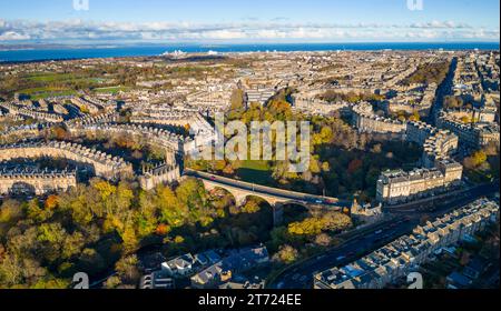 Luftaufnahme im Herbst von Straßen und Wohnungen im West End von Edinburgh, Schottland, Großbritannien. PIC blickt auf die Dean Bridge über das Wasser von Leith in Stockfoto