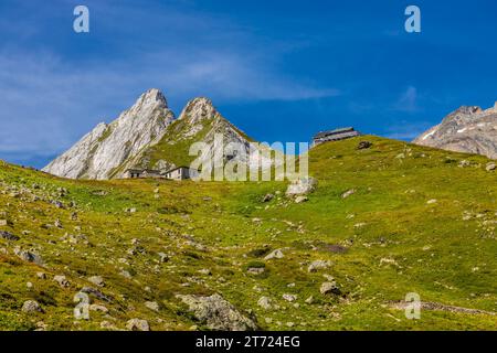 Wunderschöne Berglandschaften in den Alpen auf Tour du Montblanc, Val Veny in den italienischen Alpen bei Courmayour, Italien. Sommer grüne Berge und See Stockfoto