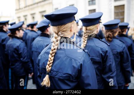 München, Deutschland. November 2023. Polizisten der bayerischen Polizei stehen in Polizeiuniform in Ehrenbildung. Quelle: Matthias Balk/dpa/Alamy Live News Stockfoto