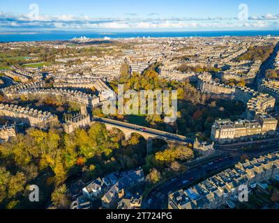 Luftaufnahme im Herbst von Straßen und Wohnungen im West End von Edinburgh, Schottland, Großbritannien. PIC blickt auf die Dean Bridge über das Wasser von Leith in Stockfoto