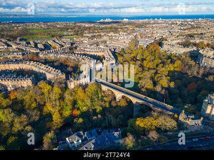 Luftaufnahme im Herbst von Straßen und Wohnungen im West End von Edinburgh, Schottland, Großbritannien. PIC blickt auf die Dean Bridge über das Wasser von Leith in Stockfoto