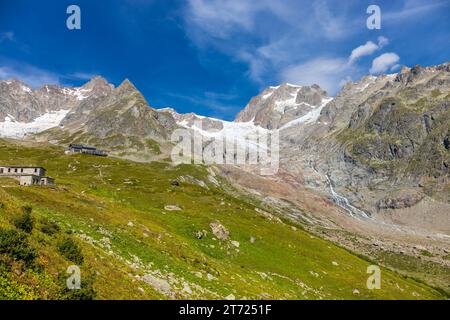 Wunderschöne Berglandschaften in den Alpen auf Tour du Montblanc, Val Veny in den italienischen Alpen bei Courmayour, Italien. Sommer grüne Berge und See Stockfoto