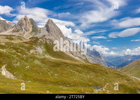 Wunderschöne Berglandschaften in den Alpen auf Tour du Montblanc, Val Veny in den italienischen Alpen bei Courmayour, Italien. Sommer grüne Berge und See Stockfoto