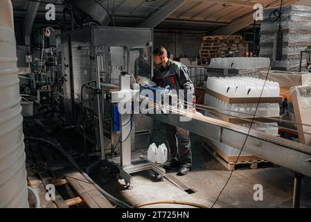 Porträt eines jungen professionellen Ingenieurs in der Schwerindustrie. Stockfoto