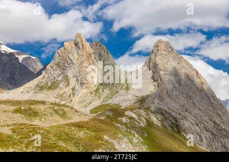 Wunderschöne Berglandschaften in den Alpen auf Tour du Montblanc, Val Veny in den italienischen Alpen bei Courmayour, Italien. Sommer grüne Berge und See Stockfoto