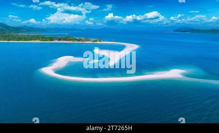 Blick aus der Vogelperspektive auf den weißen Strand auf der Insel Koh Yao yai, Thailand. Stockfoto