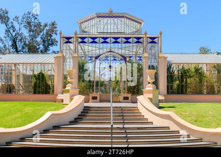 Adelaide, Südaustralien - 22. Dezember 2022: 1877 Haupteingang des tropischen Palmenhauses mit Treppe im Adelaide Botanic Garden an einem Tag gesehen Stockfoto