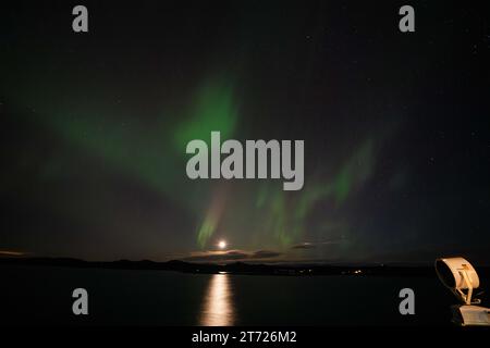 Aurora Borellae erscheinen am Himmel in der Nähe der Region Bøøyna. Nordlichter sind natürliche Phänomene, die den Nachthimmel in den Polarregionen beleuchten. Sie entstehen durch die Interaktion geladener Sonnenpartikel mit der Erdatmosphäre und erzeugen farbenfrohe, tanzende Lichtblitze in Grün-, Rosa- und Violetttönen. Dieses himmlische Spektakel ist das Ergebnis der Anregung von Atomen und Molekülen in der oberen Atmosphäre und erzeugt einen optisch beeindruckenden Effekt. Quelle: SOPA Images Limited/Alamy Live News Stockfoto