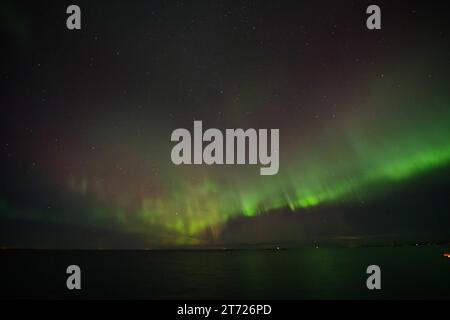 Aurora Borellae erscheinen am Himmel in der Nähe der Region Bøøyna. Nordlichter sind natürliche Phänomene, die den Nachthimmel in den Polarregionen beleuchten. Sie entstehen durch die Interaktion geladener Sonnenpartikel mit der Erdatmosphäre und erzeugen farbenfrohe, tanzende Lichtblitze in Grün-, Rosa- und Violetttönen. Dieses himmlische Spektakel ist das Ergebnis der Anregung von Atomen und Molekülen in der oberen Atmosphäre und erzeugt einen optisch beeindruckenden Effekt. Quelle: SOPA Images Limited/Alamy Live News Stockfoto