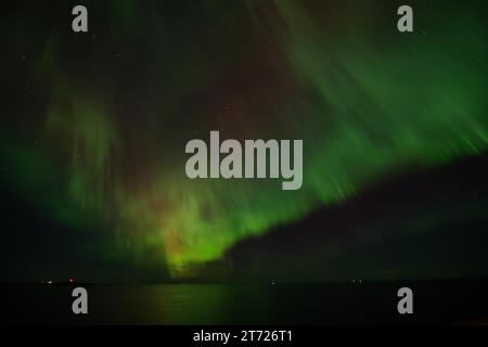 Aurora Borellae erscheinen am Himmel in der Nähe der Region Bøøyna. Nordlichter sind natürliche Phänomene, die den Nachthimmel in den Polarregionen beleuchten. Sie entstehen durch die Interaktion geladener Sonnenpartikel mit der Erdatmosphäre und erzeugen farbenfrohe, tanzende Lichtblitze in Grün-, Rosa- und Violetttönen. Dieses himmlische Spektakel ist das Ergebnis der Anregung von Atomen und Molekülen in der oberen Atmosphäre und erzeugt einen optisch beeindruckenden Effekt. (Foto: Jorge Castellanos/SOPA Images/SIPA USA) Credit: SIPA USA/Alamy Live News Stockfoto