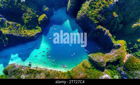 Aus der Vogelperspektive der Lagune von Pileh auf der Insel Phi phi, Thailand. Stockfoto