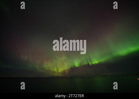 5. November 2023, BÃ¸Ã¸yna, Vestland, Norwegen: Aurora borellae erscheinen am Himmel in der Nähe der Region BÃ¸Ã¸yna. Nordlichter sind natürliche Phänomene, die den Nachthimmel in den Polarregionen beleuchten. Sie entstehen durch die Interaktion geladener Sonnenpartikel mit der Erdatmosphäre und erzeugen farbenfrohe, tanzende Lichtblitze in Grün-, Rosa- und Violetttönen. Dieses himmlische Spektakel ist das Ergebnis der Anregung von Atomen und Molekülen in der oberen Atmosphäre und erzeugt einen optisch beeindruckenden Effekt. (Kreditbild: © Jorge Castellanos/SOPA Images via ZUMA Press Wire) BEARBEITEN Stockfoto