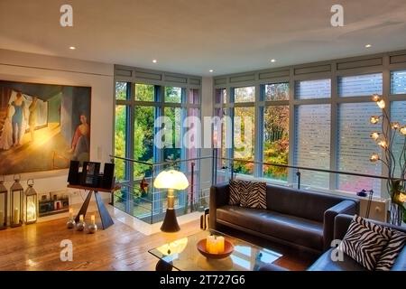 DE - BAVARIA: Modernes Wohnzimmer mit Aussicht (Bad Toelz, Oberbayern) Stockfoto
