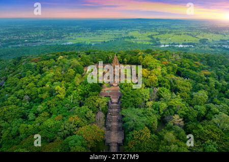 Prasat hin phanom Sprosse bei Sonnenuntergang, Buriram, Thailand. Stockfoto