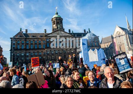 November, Amsterdam. Kurz vor den niederländischen Parlamentswahlen (22. November) gingen rund 85,000 Menschen auf die Straßen von Amsterdam, um von der niederländischen Regierung Maßnahmen zur Bewältigung der Klimakrise zu fordern. Der marsch wird von der niederländischen Klimakrisenkoalition organisiert, die eine Zusammenarbeit von elf verschiedenen Organisationen und Gruppen darstellt. Die Demonstration zählte mit der Anwesenheit der schwedischen Klimaaktivistin Greta Thunberg. Stockfoto