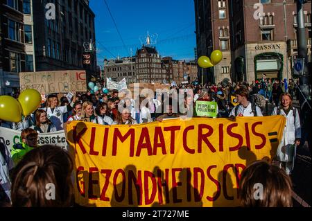 November, Amsterdam. Kurz vor den niederländischen Parlamentswahlen (22. November) gingen rund 85,000 Menschen auf die Straßen von Amsterdam, um von der niederländischen Regierung Maßnahmen zur Bewältigung der Klimakrise zu fordern. Der marsch wird von der niederländischen Klimakrisenkoalition organisiert, die eine Zusammenarbeit von elf verschiedenen Organisationen und Gruppen darstellt. Die Demonstration zählte mit der Anwesenheit der schwedischen Klimaaktivistin Greta Thunberg. Stockfoto